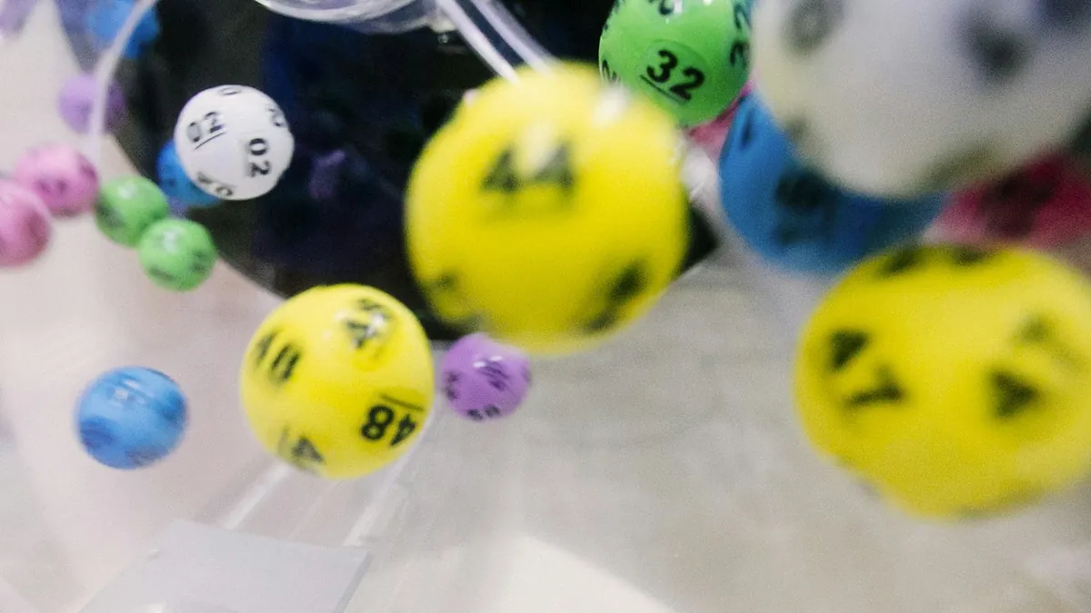 Bola de lotería numerada junto a otras bolas de sorteo