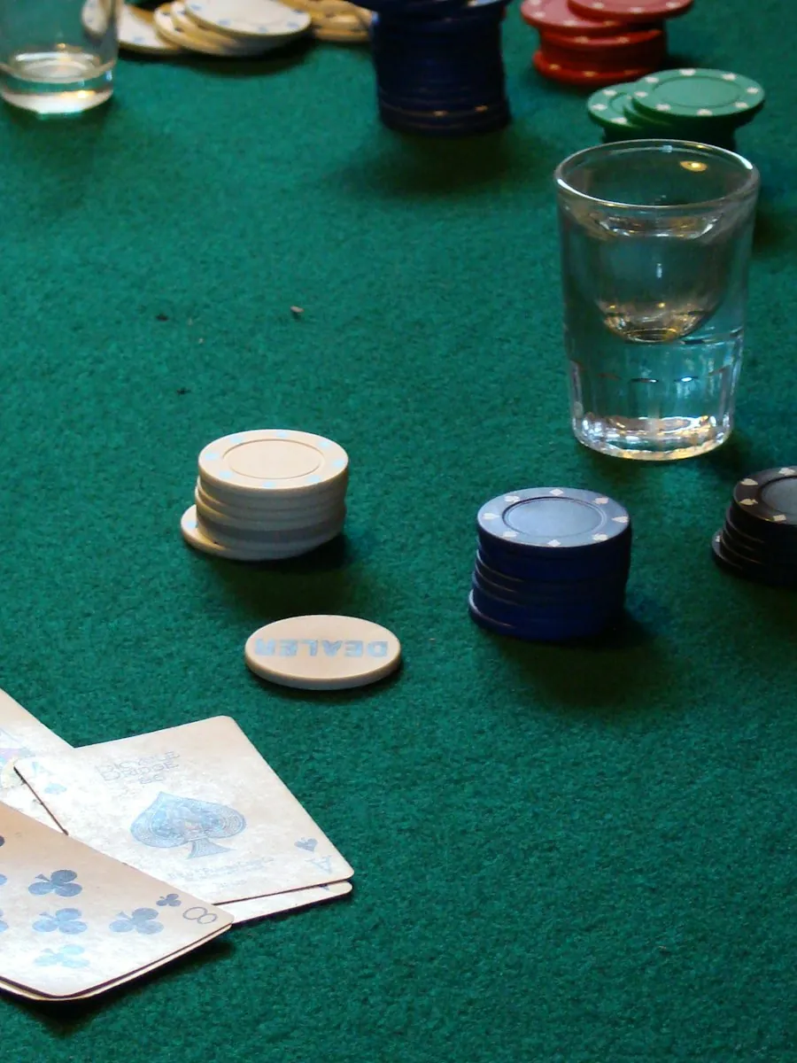 Fichas de póker apiladas sobre la mesa de juego